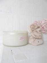 Load image into Gallery viewer, Luxury Cake Candle Cookies &amp; Cream Cake
